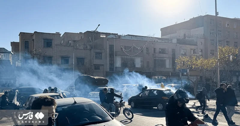 İranda rialın kəskin ucuzlaşmasına görə etiraz aksiyaları başlayıb, Mərkəzi Bank təcili iclas keçirir