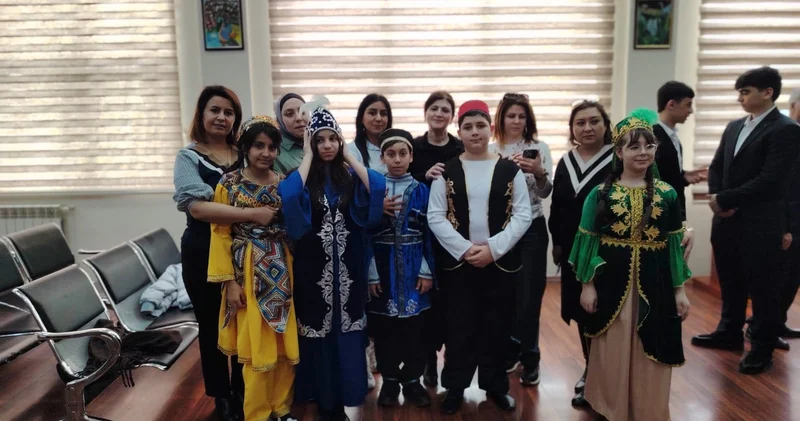 Dünya Azərbaycanlılarının Həmrəyliyi Günü 49 saylı orta məktəbdə qeyd edilib FOTOLAR