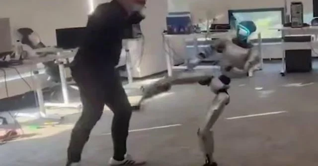 Çinli robot Unitree mühəndisin belindən aşağı zərbə endirib...