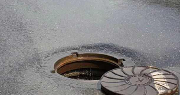 Kişi 15 metrlik kanalizasiya quyusuna düşdü Video