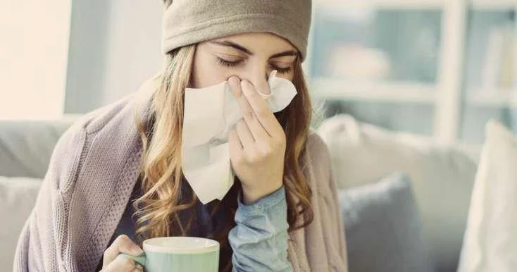 “YÜKSƏK TEMPERATUR, BOĞAZ AĞRISI, SƏSİN TUTULMASI...” “Xəstəlik ona görə 20 25 gün davam edir ki...”