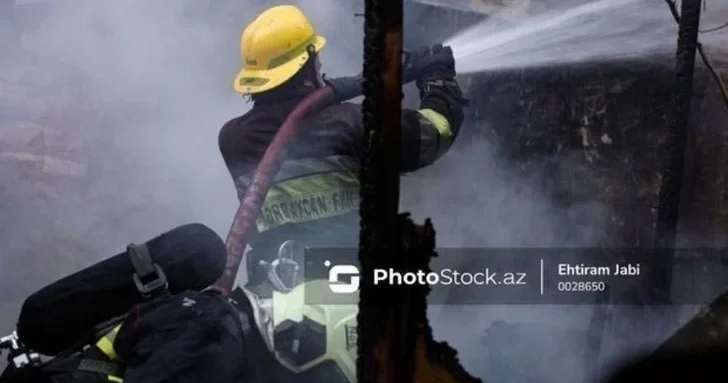 Обнаружено обгоревшее тело после пожара в жилом доме в одном из бакинских районов