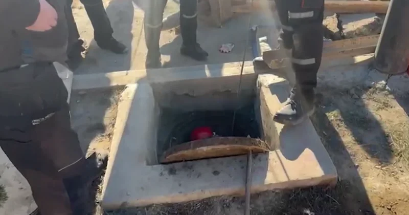 Спасатели МЧС достали мужчину из канализации и передали медикам Minval Politika