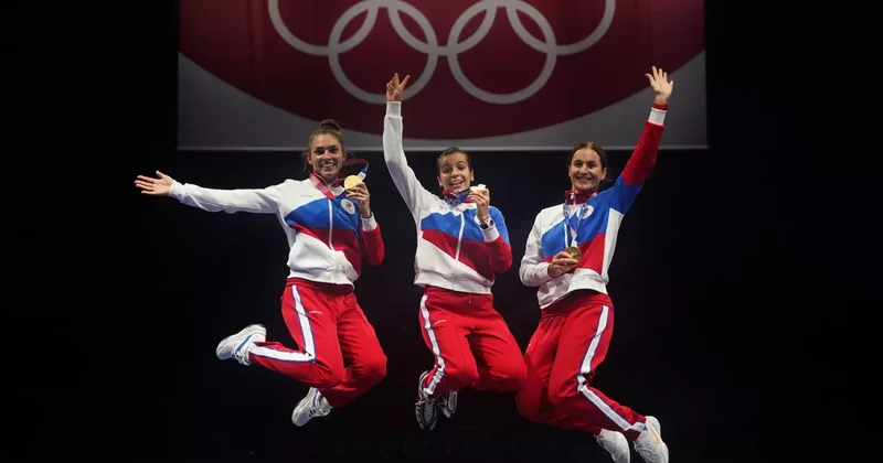 Российским фехтовальщикам юниорской сборной официально вернули флаг и гимн