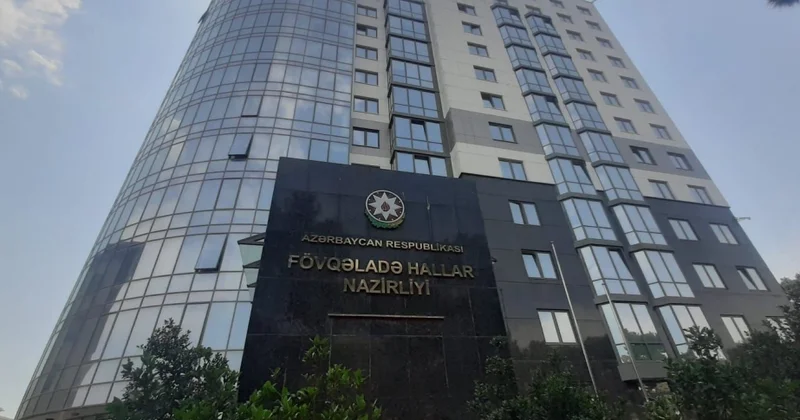 Lökbatanda kanalizasiya quyusuna yıxılan şəxs xilas edilib