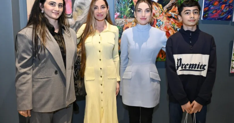 Alyona Əliyeva Rənglərdən yaşanan 10 il adlı hesabat sərgisindən paylaşım edib