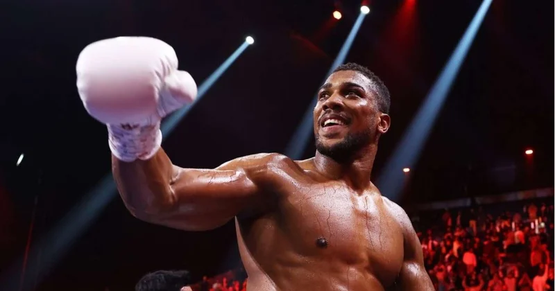 Tanınmış boksçu ağır qəzaya düşdü, 2 nəfər öldü FOTO