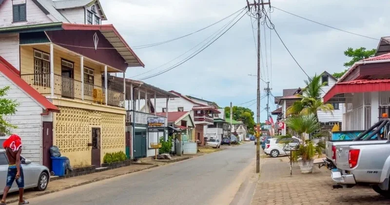 Surinamda arvadı ilə mübahisə edən kişi 9 nəfəri bıçaqla öldürüb