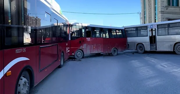 В Баку столкнулись три автобуса комментарий BakuBus