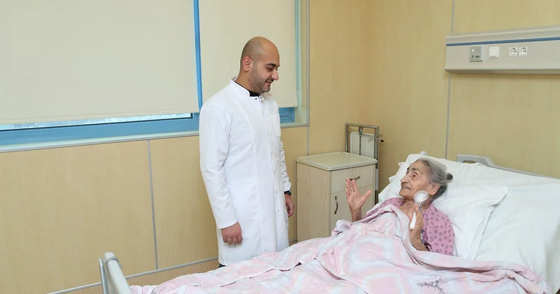 90 yaşlı qadın yüksək riskli əməliyyat olundu, vəziyyəti stabildir Foto