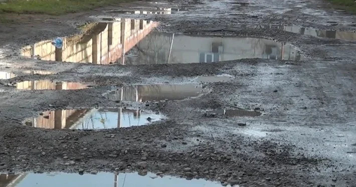 Ямы, грязь и отказ такси: состояние дорог в Шабране вызывает возмущение жителей
