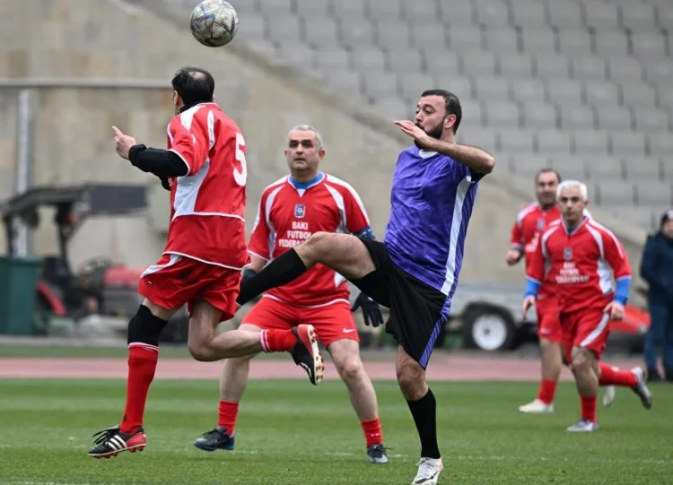 Veteranlarla jurnalistlər arasında futbol matçı keçirildi