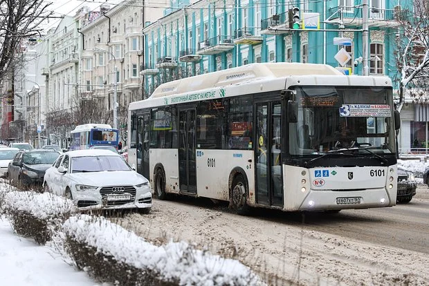 Avtobus avtobusdan yıxılan rus qadının üzərinə aşıb