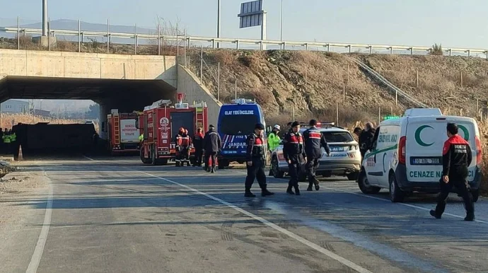 İşçiləri daşıyan mikroavtobus aşıb, ölənlər və yaralananlar var