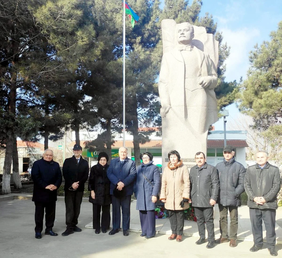 Tarixçi alimlər Rəsulzadənin Novxanıdakı abidəsini ziyarət edib FOTO