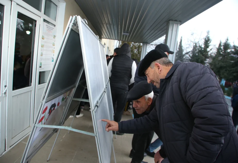 Seçicilər səsvermə hüquqlarından istifadə edərək, istədikləri namizədə səs verirlər Ağcabədidən reportaj