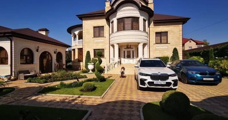 Qızıl unitazlı ev satışa çıxarıldı