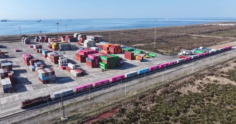 Между Поти и Баку запущен специальный контейнерный поезд