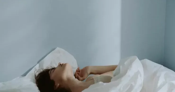 Yastıqla yatmaq xəstəlik əlamətlərini daha da pisləşdirə bilər