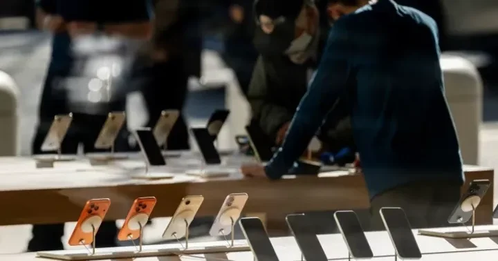 Güclü iPhone satışları hesabına Apple şirkətinin gəliri rekord qırıb