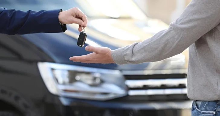 Продажа авто обернулась кражей: лжепокупатель вынес телефон, золото и документы