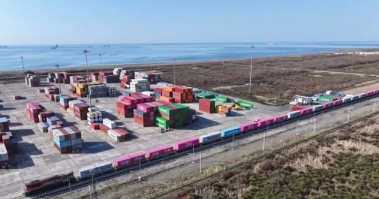 Poti ilə Bakı arasında xüsusi konteyner qatarı yola salınıb