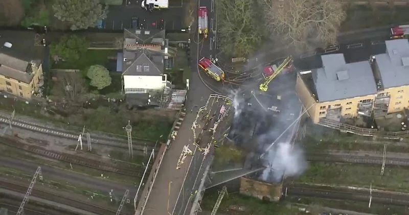 Пожар парализовал движение поездов в Лондоне ВИДЕО