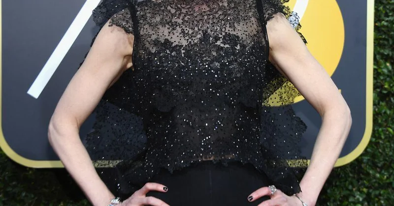 58 летняя Николь Кидман в пестром облегающем платье пришла на гала ужин