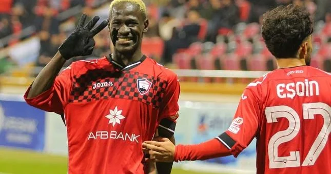 Massumonun het triki, Almeydanın dublu Video