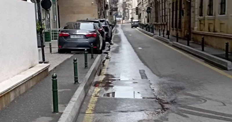 1 aydır küçədə su axıb gedir, heç kimin marağında deyil VİDEO