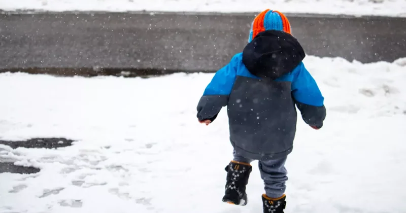 В Екатеринбурге женщина нашла на улице брошенного ребенка из частного детсада ФОТО