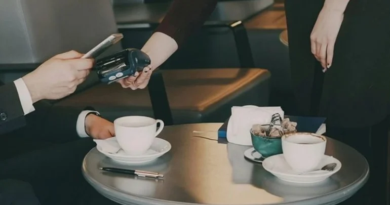 Depozit, xidmət haqqı, “çaypulu”: Restoran və kafelərdə soyğunçuluğuna kim son qoyacaq?
