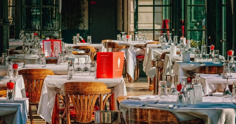 Olive Garden restoranında 2000 manatlıq oğurluq