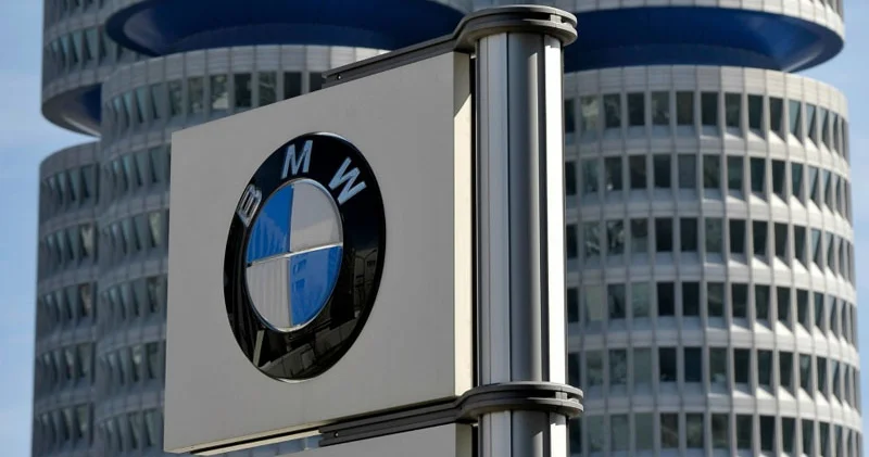 BMW yeni loqosunu təqdim etdi