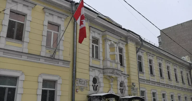 Визовые центры Канады в России прекратили оформление паспортов и проездных документов