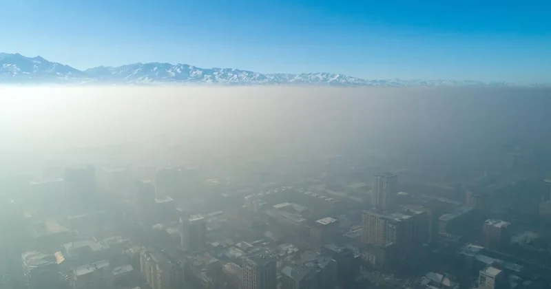 Смог поглотил город в Казахстане: школьников перевели на дистанционку ВИДЕО / ФОТО