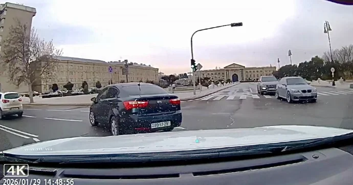 Zolağına sığmayan sürücü yolayrıcında qəza şəraiti yaratdı VİDEO