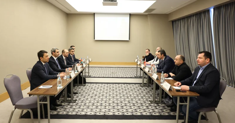 “Azərbaycan Dəmir Yolları”nın sədri gürcüstanlı həmkarı ilə görüşüb