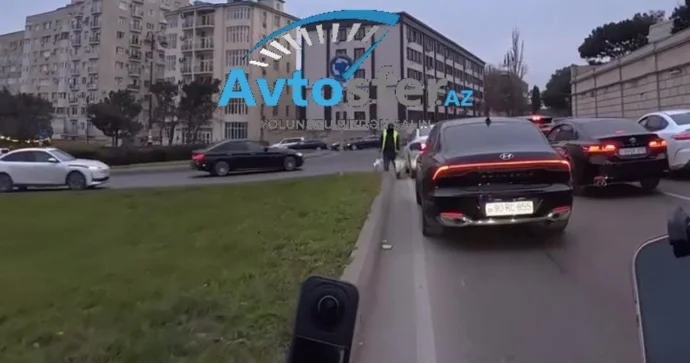 Motosiklet sürücüsü avtomobil idarəçisinə göstərdiyi jestə görə təşəkkür etdi VİDEO