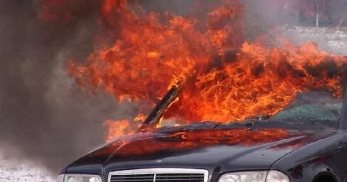 Gəncədə “Mercedes” yandı