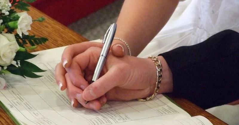 “Xəyanət etsən, hər şeydən məhrumsan” Tanınmış vəkil nikah müqaviləsindən danışdı