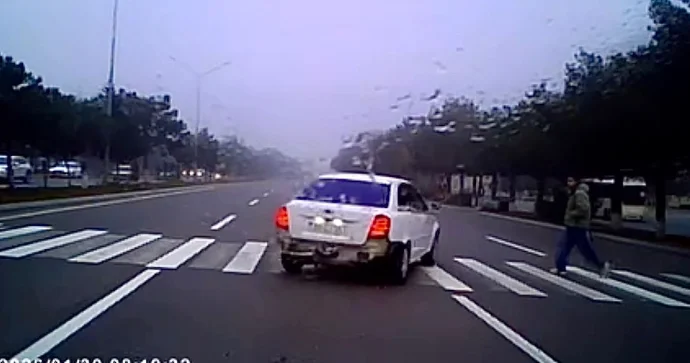 Sumqayıtda təhlükəli anlar: İşıqforu və piyadanı gözardı edib şütüdü VİDEO