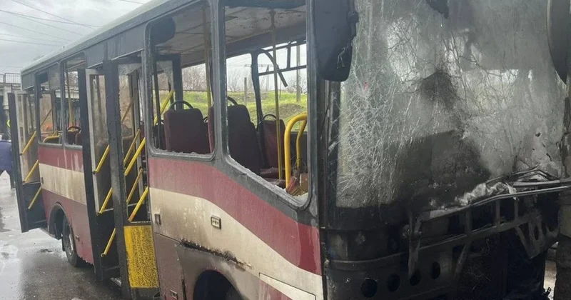 Rusiya ordusunun Xersona atdığı mərmi avtobusa dəyib, ölən və yaralılar var