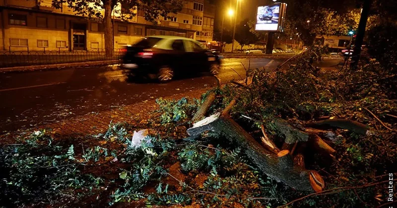 СМИ: Сотни тысяч человек в Португалии остались без электричества
