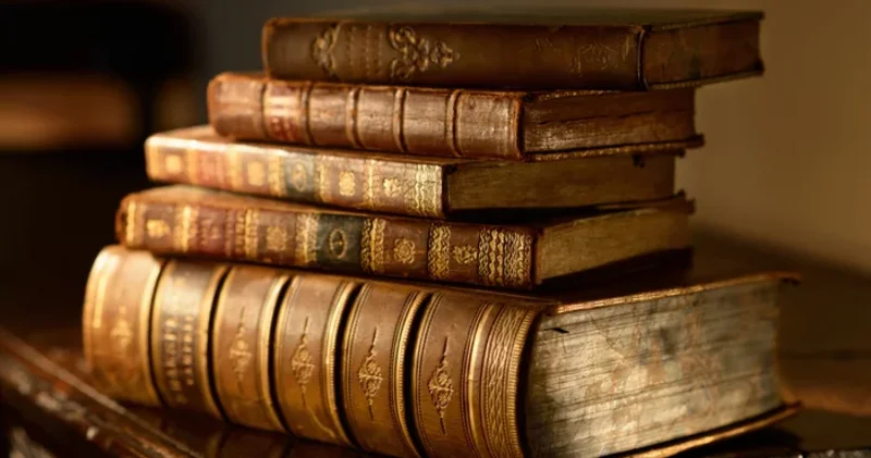 Dini kitabların arasında gizlədilən dollarlar oğurlandı