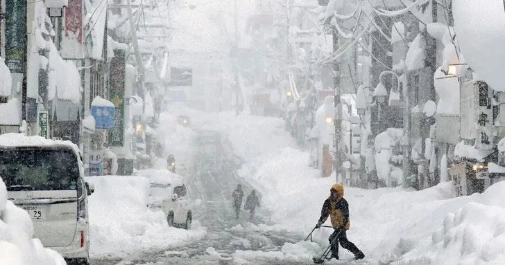 Рекордные снегопады парализовали северо восток Японии: около 30 жертв и сотни пострадавших