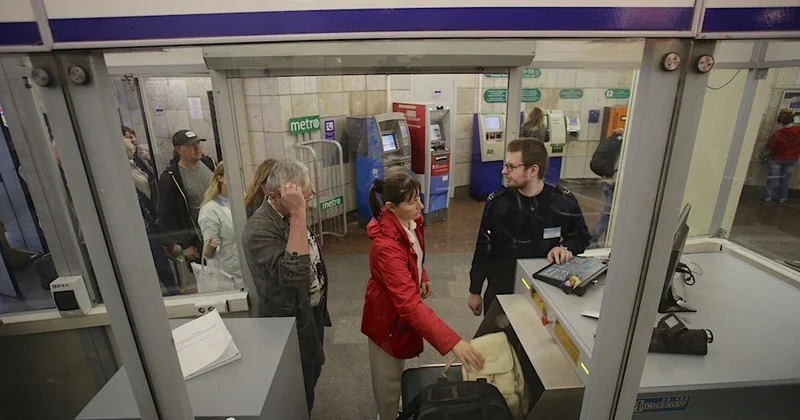 Петербуржцев обязали показывать экран телефона при входе в метро Minval Politika