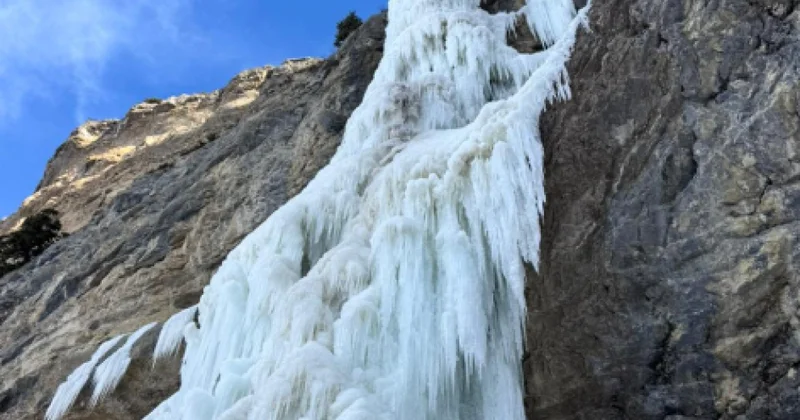 Qafqazın qış möcüzəsi: Laza kəndinin donmuş şəlaləsi