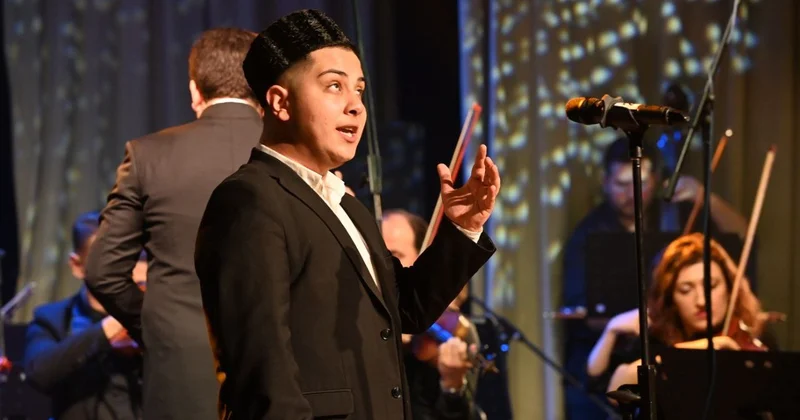 Təltif edilən gənclərdən biri görmə məhdudiyyətli ifaçıdır FOTO