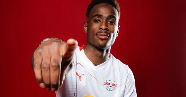 Bundesliqa klubu Fransadan futbolçu aldı